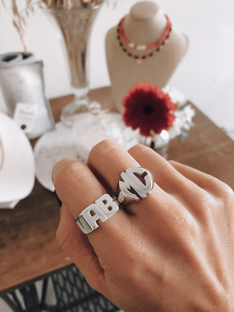 Anillos con iniciales de acero quirurgico sale