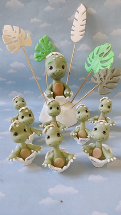 Combo 10 souvenirs dinosaurio huevito y adorno de torta en internet