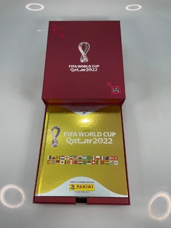 CAIXA COM 2 ALBUNS DE FIGURINHAS OURO COPA QATAR 2022 COMPLETOS na internet