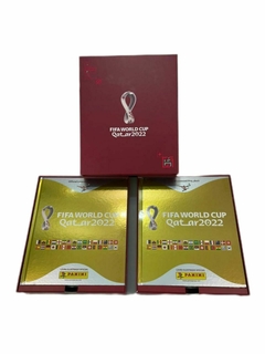 CAIXA COM 2 ALBUNS DE FIGURINHAS OURO COPA QATAR 2022 COMPLETOS