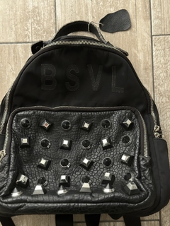 mochila negra con tachas en internet