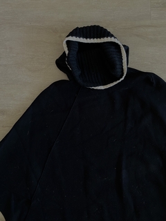 Poncho Negro Zara en internet