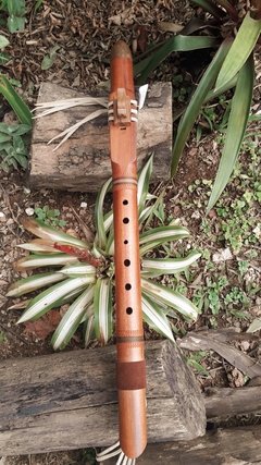 Flauta Naf afinada em Re madeira mogno
