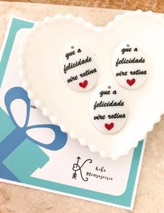 Pingente em porcelana “Que a felicidade vire rotina” - comprar online