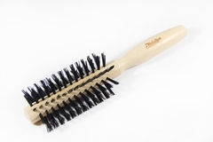 Escova Tradicional Fidalga - Produto com cerdas de náilon para escovar e pentear cabelos grossos.