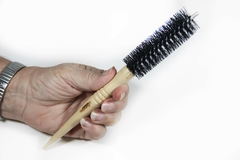 Escova Modeladora M da Fidalga - Crie cachos deslumbrantes em cabelos curtos e médios.