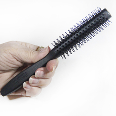 Escova Tradicional Redonda P #2401 - Modelagem e alisamento para cabelos grossos, curtíssimos e raízes com a qualidade da Escovas Fidalga.