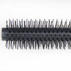Escova Tradicional Redonda M #2402 - Versatilidade para modelar e alisar cabelos com a qualidade da Escovas Fidalga.