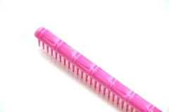 Pente para Gel Escovas Fidalga - Produto de plástico com 3 fileiras de dentes médios para modelagem capilar.