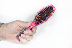 Kit Teen #902 - Escova Raquete e Pente com Estampas Modernas para cuidado divertido e seguro dos cabelos.