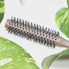 Escova Tradicional Redonda P #2401 - Modelagem e alisamento para cabelos grossos, curtíssimos e raízes com a qualidade da Escovas Fidalga.