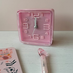 Reloj despertador cuadrado rosa