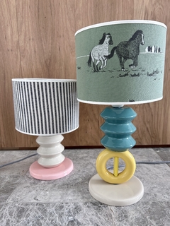 Lámpara de mesa con pantalla Caballo Criollo en internet
