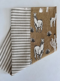 Set de 6 servilletas Llama avellana combinado con rayado beige.