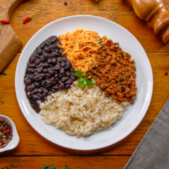 Carne moída com arroz integral, feijão e farofa de cenoura