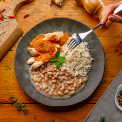 Frango ao molho pomodoro com arroz integral e feijão carioca