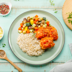 Sobrecoxa em molho com arroz integral e legumes