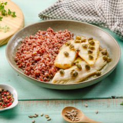 Tilápia grelhada ao molho de alcaparras com arroz vermelho