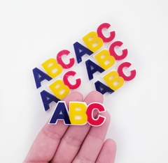 Aplique ABC Reto Acrílico Azul/Amarelo/Vermelho 4,5cm (un)
