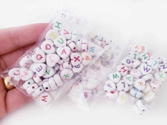 Conta Coração Branco 10mm Letras Coloridas Sortidas (20g)