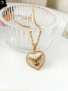 Colar com medalha de coração com símbolo do Espírito Santo - comprar online