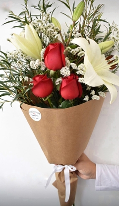 bouquet_lilium_con_rosas