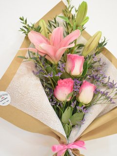 bouquet lilium con rosas rosadas