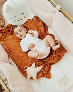 Manta swaddle + apego Avellana