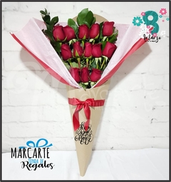 MUJER BOUQUET DE ROSAS