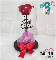 MUJER ETERNAL ROSE CON CHOCOLATES