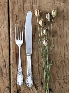 6 tenedores y seis cuchillos principales de alpaca con baño de plata, acero francés, 20 y 25 cm. ( un tenedor con desgaste en el plateado)