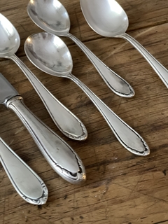 Cubiertos sueltos alemanes con baño de plata tenedor, cuchillo y 6 cucharas  principales.