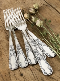 6 tenedores y seis cuchillos principales de alpaca con baño de plata, acero  francés, 20 y 25 cm. ( un tenedor con desgaste en el plateado)