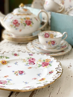Juego de te y postre para seis personas de porcelana inglesa New Chelsea Staffs. Tetera minimo pelo en el borde interno azucarera jarra lechera plato masitero 6 trios de te