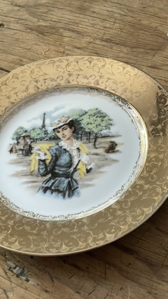 Plato decorativo de porcelana alemana figura femenina en Paris y bordes en oro. 26 cm