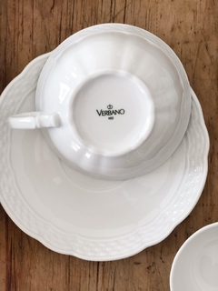 Juego de té Tetera, jarra, azucarera , 12 dúos y 11 dúos café (taza y plato) de porcelana nacional Verbano línea VANNA.