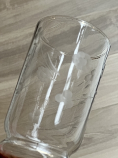 6 vasos de vidrio tallados, dora en ka base, leve desgaste. - comprar online