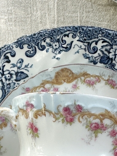 Dúo de té de porcelana francesa LP. Limoges.. Posee mínimo chip en el plato y borde de la taza y cachadura en el plato. Ver foto. en internet