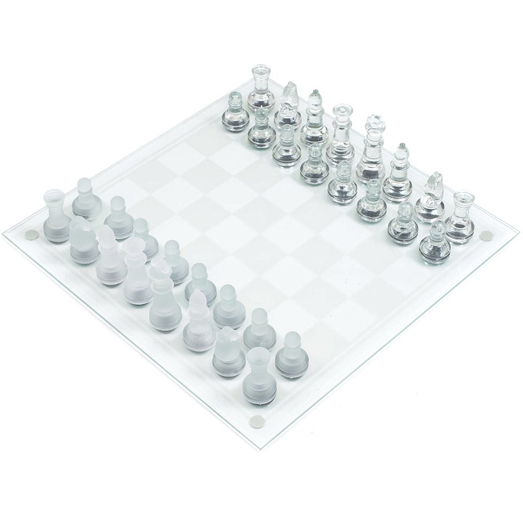 Um tabuleiro de xadrez com fundo preto e um jogo de xadrez de vidro.