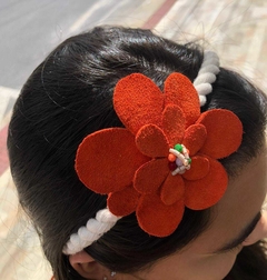 Tiara flor de couro - Ana na internet