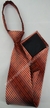 Gravata Tradicional de Zíper - Vermelho com Riscado Cinza na Diagonal - COD: QTO37
