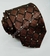 Gravata Skinny - Marrom Chocolate Escuro Fosco com Quadris Diagonais e Pontos Brancos - COD: CQT28 na internet
