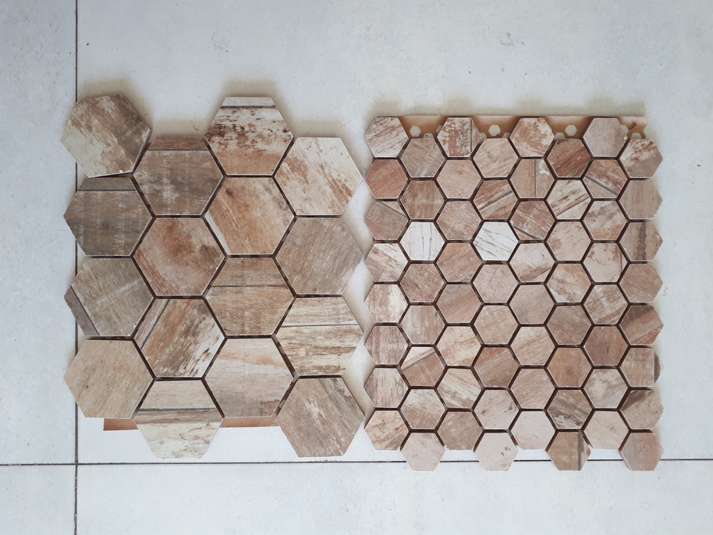 Azulejos hexagonales de cerámica y madera